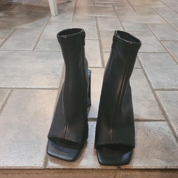 🤑SOLD🤑Steve Madden Safia Cutout Black Bootie - Picture 5 of 16